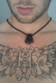 字母和鲜花翅膀胸部纹身图案