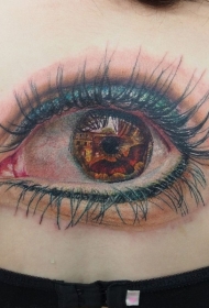 背部非常逼真细致的女人眼睛纹身图案