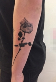 男生手臂上黑色点刺技巧植物素材花朵纹身图片