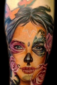 手臂彩色蝴蝶夫人和花纹身图案