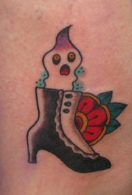 高跟鞋里的幽灵和花朵纹身图案