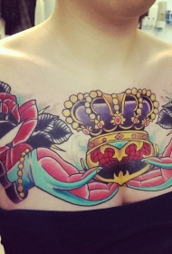 胸部old school艳丽的花朵和皇冠恶魔手纹身图案