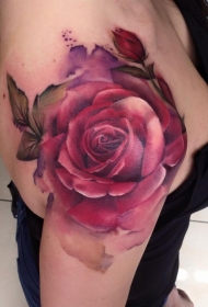 肩部彩色鲜艳的玫瑰纹身图案