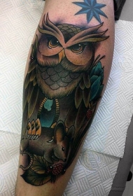 小腿old school彩色猫头鹰抓老鼠纹身图案