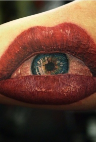 血红的嘴唇和和眼球组合大臂纹身图案