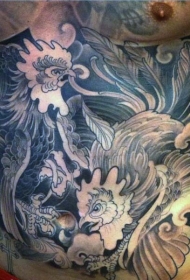 腹部黑白打架的公鸡纹身图案