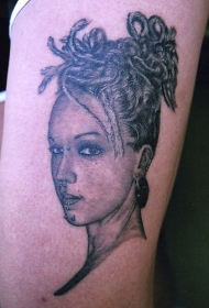 腿部穿孔和分裂漂亮女孩纹身图案