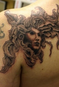 肩部肖像和植物纹身图案