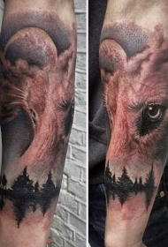 手臂彩绘狮子与黑色森林纹身图案