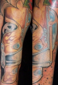 手臂火焰和黄色跑车纹身图案