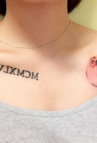 肩部彩色的小尺寸月球和黑色罗马数字纹身图案