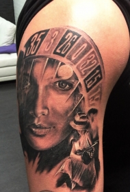 大臂黑灰轮盘与女性肖像纹身图案