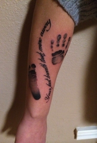手臂婴儿的脚印和英文字母纹身图案