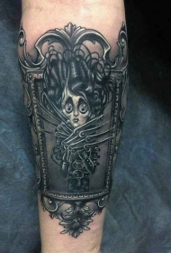 小臂彩色卡通爱德华剪刀手纹身图案