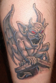 腿部石像鬼的红眼睛纹身图案
