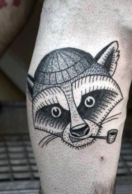 小腿雕刻风格黑色吸烟貉头像纹身图案