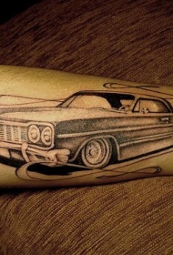 经典跑车的黑灰点刺手臂纹身图案