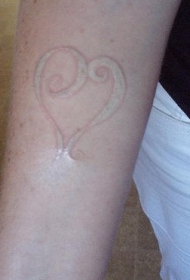 手臂白色墨水爱心纹身图案