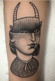 小臂黑色点刺创意半人半妖纹身图案