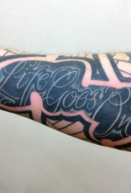 手臂美妙的白色字母纹身图案