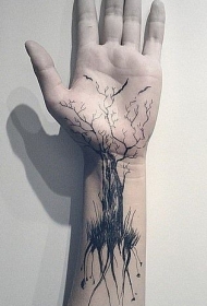 手腕个性的黑色孤独树与小鸟纹身图案