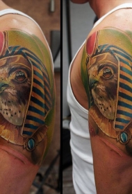 肩部古代自然彩色鸟纹身图案