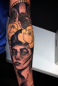 手臂彩色女子肖像与花朵纹身图案