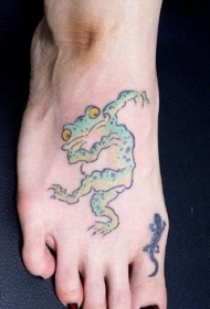 脚背上跳舞的卡通蟾蜍纹身图案