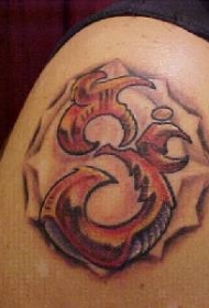 肩部彩色部落印度教符号纹身图片