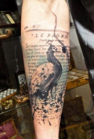 手臂美妙的小鸟和英文字母纹身图案