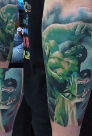 独特设计的彩色巨人肩部纹身图案