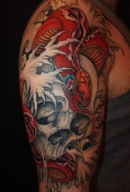 手臂上的骷髅和红色蛇纹身图案