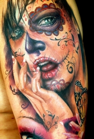 彩色死圣女孩肖像与花朵蝴蝶纹身图案