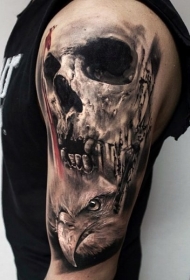 大臂惊人的写实骷髅和鹰头纹身图案