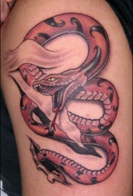 腿部彩色红蛇皮肤撕裂纹身图片