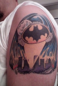大臂蝙蝠在夜间城市彩绘纹身图案
