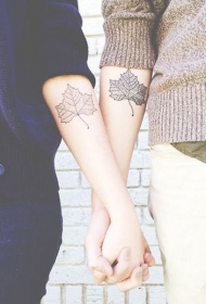 友谊的枫树叶纹身图案