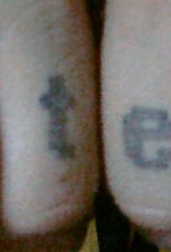 手指简单的黑色铭文字母纹身图案