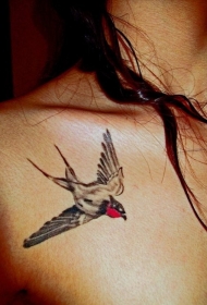 胸部写实的燕子个性纹身图案