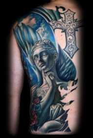 背部令人难以置信的彩色雕像与十字架和花卉纹身图案