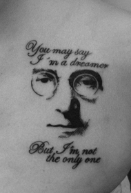 黑色胸部列侬肖像字母纹身图案