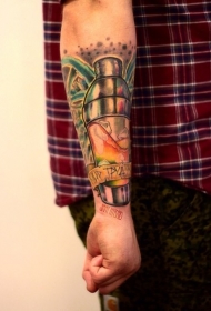 手臂彩色保温瓶与字母纹身图案