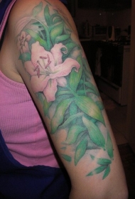 手臂百合花和绿叶彩色纹身图案