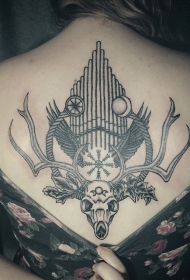 背部黑色神秘的鹿头骨纹身图案