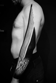 手臂大面积黑色纹身图案