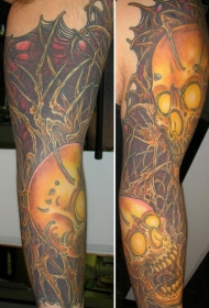 手臂彩色惊人的骷髅头纹身图案