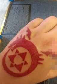 男生手背上红色几何线条小动物蛇纹身图片