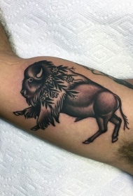 大臂奔跑的公牛和花卉纹身图案