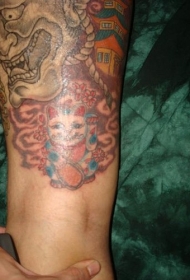 腿部可爱的招财猫与建筑般若纹身图案