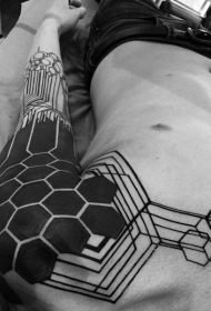 肩部未来风格黑色六边形纹身图案